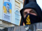 «Украина - это самостоятельное государство и нам никто не в праве диктовать кого чествовать, кого любить и уважать», - говорят активисты
