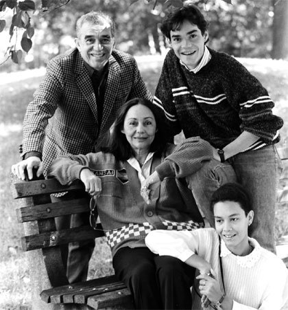 Маркес з дружиною Мерседес і синами
