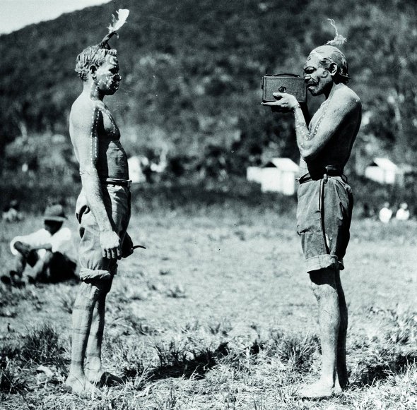 Абориген фотографує представника свого племені на острові біля північного узбережжя штату Квінсленд в Австралії, 18 березня 1929 року
