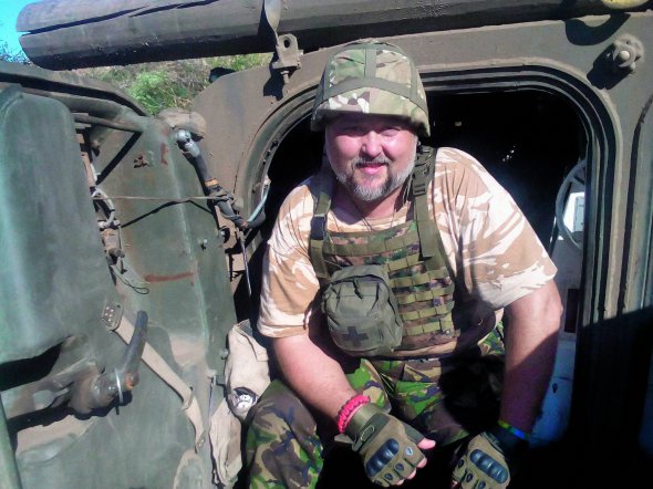 Вадим КОЗЛОВСЬКИЙ, 45 років, хірург. Народився 3 квітня 1972-го у Смілі на Черкащині. Батько був фельдшером, мати – вчитель й інженер-соціолог. Почав працювати у 14 років – збивав ящики на машинобудівному заводі. Рік був санітаром у санстанції. Закінчив медичний факультет Ужгородського університету. Працював лікарем у міській поліклініці Сміли. Зараз – заступник головного лікаря  з експертизи тимчасової непрацездатності Смілянської районної лікарні. Проходив стажування з тактичної медицини в ”Білих беретах” у Тернополі. Чотири рази їздив у зону бойових дій на Донбас як хірург-доброволець. Щоразу – на місяць. Провів понад 200 операцій. Працював у Новоайдарі та Попасній на Луганщині. Займався самбо. Захоплюється полюванням. Любить читати історичні романи. Із дружиною Людмилою вчився в одному університеті. Побралися на третьому курсі. Вона працює окулістом. Виховують трьох синів. На фото: Лікар Вадим Козловський їздив у зону АТО чотири рази. Місяць працював хірургом у лікарні в місті Попасна на Луганщині. Фото зроблено в серпні 2016 року