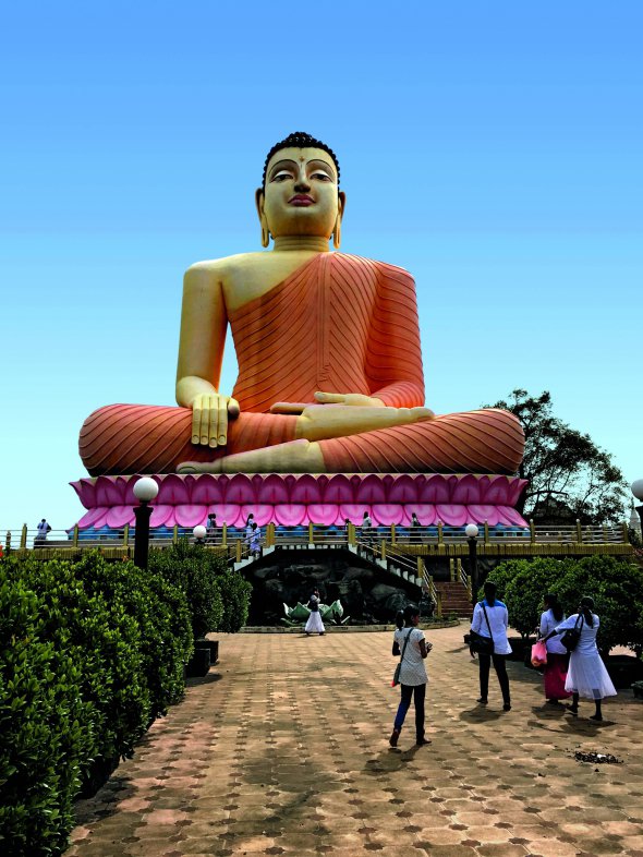 48-метрову статую сидячого Будди у храмі Kande Viharaya, що в курортному містечку Бентота, вважають однією із найбільших у світі. Храм збудували  1734 року