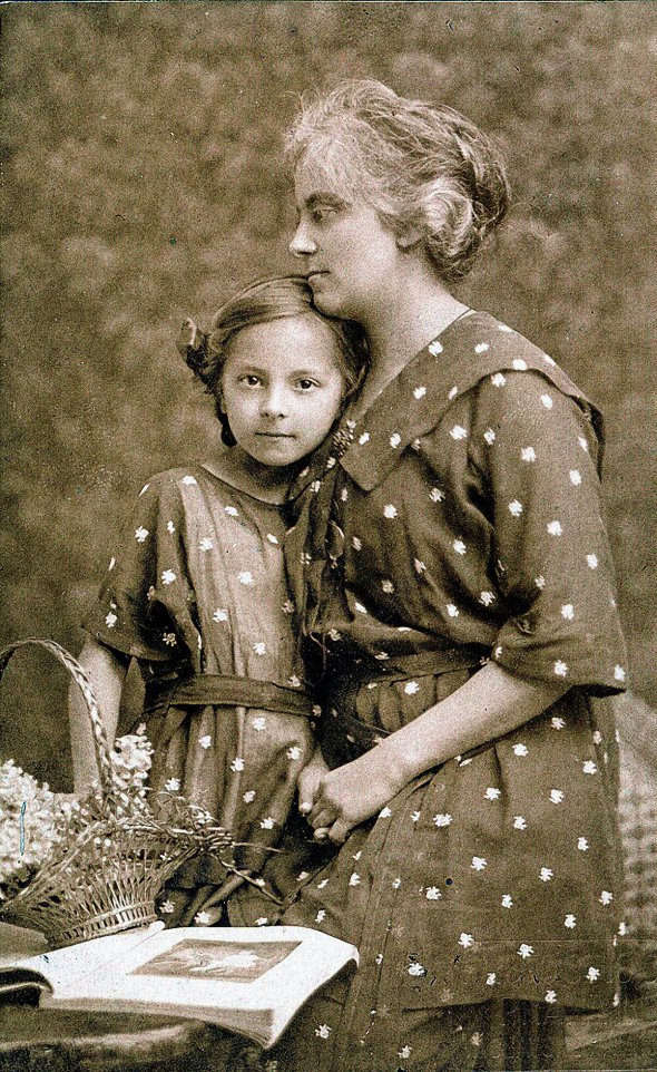 Ольга Петлюра з донькою Лесею, Прага, 1920 рік