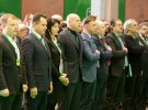 Делегаты съезда исполняют гимн Украины