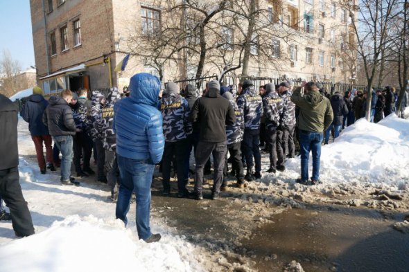 Представители правых сил "С14" и "Национальные дружыны" пришли также к суду над Юрием Крысиным