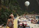 В немецком Бранденбурге с велечезного ангара для дирижаблей сделали тропический курорт