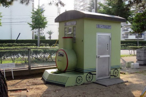 Громадські туалети в Японії мають причудливі форми