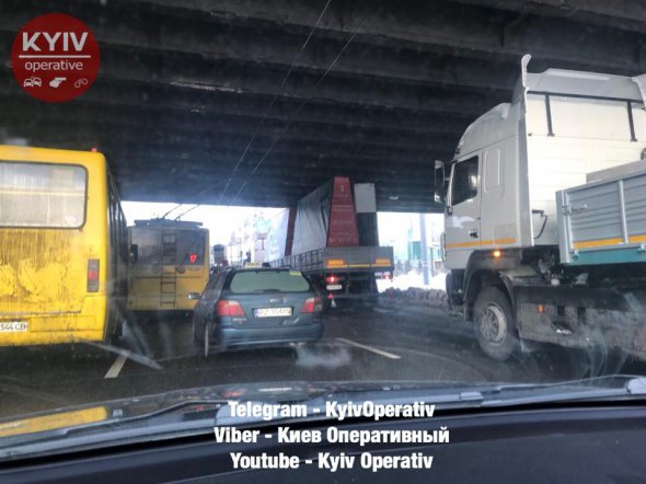 Вантажівка застрягла під Повітрофлотським мостом