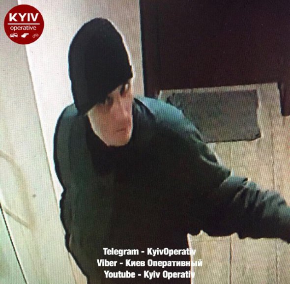 Показали фото злодія, який виносить речі з офісів і кафе у Києві