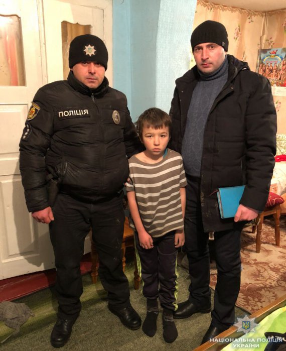 В Кировоградской области работники полиции спасли 9-летнего мальчика, который провалился под снег в яму для хранения овощей