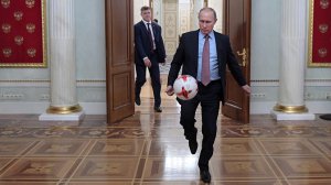 Путін грає в м'яч. Фото: соцмережі