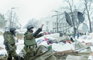 3 березня бійці Національної гвардії розбирають наметове містечко у парку навпроти Верховної Ради на столичній вулиці Грушевського