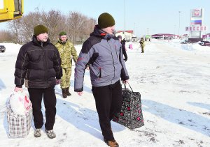 Українські прикордонники Ігор Дзюбак (на фото ліворуч) і Богдан Марцонь повертаються з російського полону, де були п’ять місяців. Після реабілітації в госпіталі вийдуть на роботу