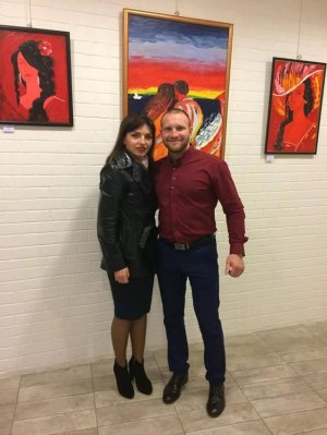 Колишній боксер Іван Притула стоїть зі знайомою на своїй першій художній виставці. За два роки намалював 29 картин