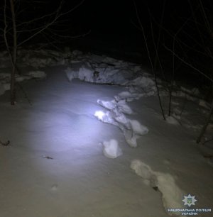 В Кіровоградській області поліція знайшла хлопчика, який провалився у глибоку яму. Фото: Нацполіція