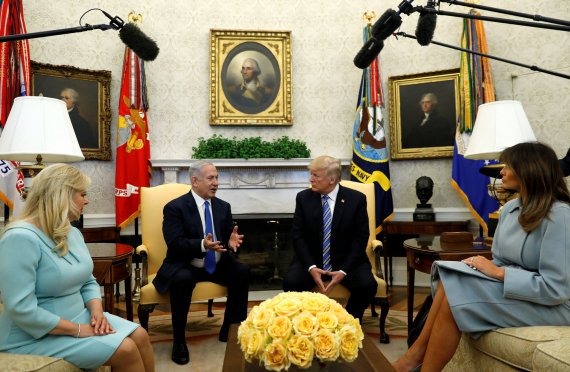 В США з офіційним візитом прилетів прем'єр-міністр Ізраїлю Біньямін Нетаньяху з дружиною Сарою. Зустрічав політика особисто глава американської держави Дональд Трамп та Меланія Трамп