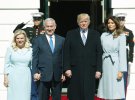 В США з офіційним візитом прилетів прем'єр-міністр Ізраїлю Біньямін Нетаньяху з дружиною Сарою. Зустрічав політика особисто глава американської держави Дональд Трамп та Меланія Трамп
