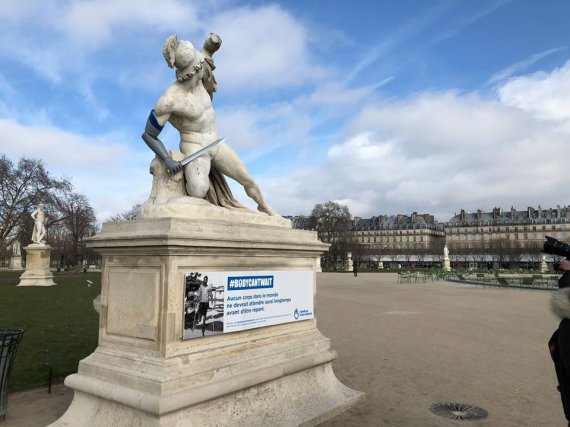 На несколько известных парижских скульптур с отломанными конечностями надели протезы