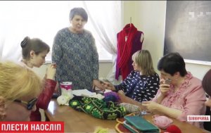 Жінка вчиться в'язати. Фото: скріншот