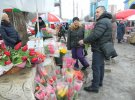 На винницком ринке "Урожай" больше всего покупають тюльпаны и корзинки з сборными цветами