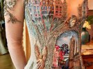 Одна з її робіт присвячена рідному місту - це сукня із будинками, які виконані за допомогою  мережива і перлів
