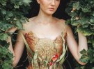Сильви Факон украшает платья подручными материалами
