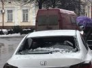 В Тернополе глыба снега упала на автомобиль, где была беременная женщина