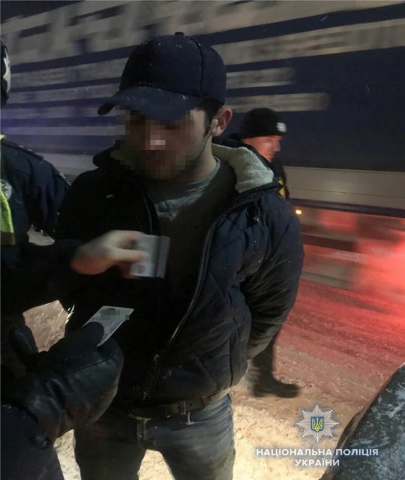 Правоохранители задержали иностранцев, которые ранили таксиста и угнали автомобиль