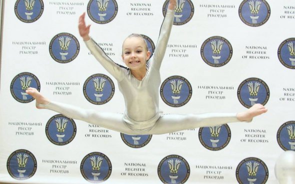  София Кострицкая с 3 лет занимается танцами, гимнастикой и акробатикой. Выступает в Украине и за рубежом