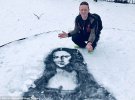 Художник Натан Вібурн біля свого портрету Мони Лізи