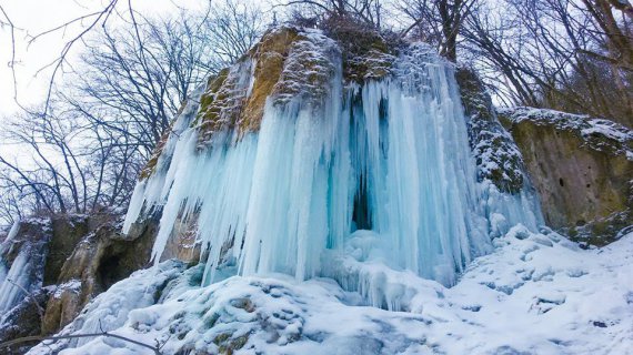 На Івано-Франківщині замерз унікальний травертиновий водоспад "Дівочі сльози". 