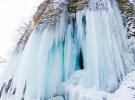 На Івано-Франківщині замерз унікальний травертиновий водоспад "Дівочі сльози". 
