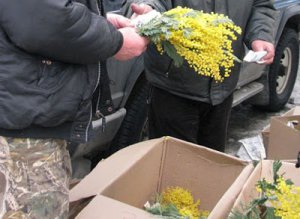 На Крытом рынке Краматорска Донецкой области к празднику 8 марта цветы продают на вес