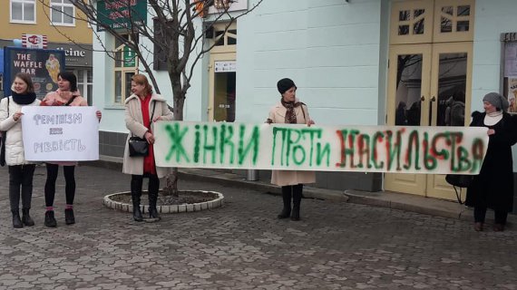 В Ужгороді активісток облили  фарбою