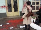 В Ужгороде активисток облили краской