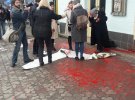 В Ужгороді активісток облили фарбою