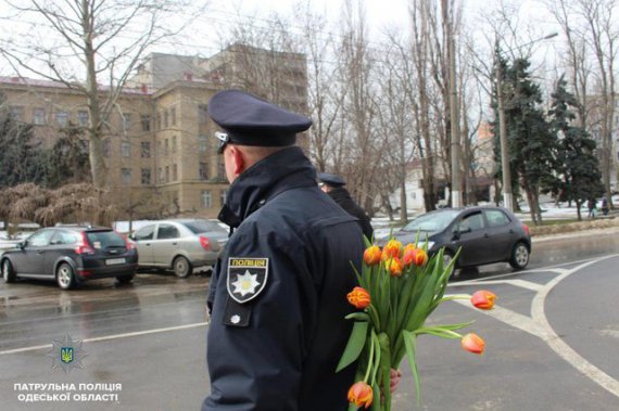 В Одесі з 8 березня жінок вітали патрульні. Фото: ГУНП