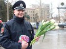 В Одесі з 8 березня жінок вітали патрульні. Фото: ГУНП