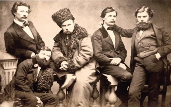 1859-го Тарас Шевченко сфотографувався з друзями. Серед них - історик Олександр Лазаревський, чиновник Михайло Лазаревський, художник Григорій Честахівський. 