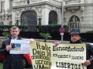 Українці в Мадриді під посольством Італії в вимагали звільнення з італійської в'язниці сержанта Національної гвардії України Віталія Марківа