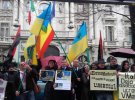 Украинцы в Мадриде под посольством Италии в требовали освобождения из итальянской тюрьмы сержанта Национальной гвардии Украины Виталия Маркива
