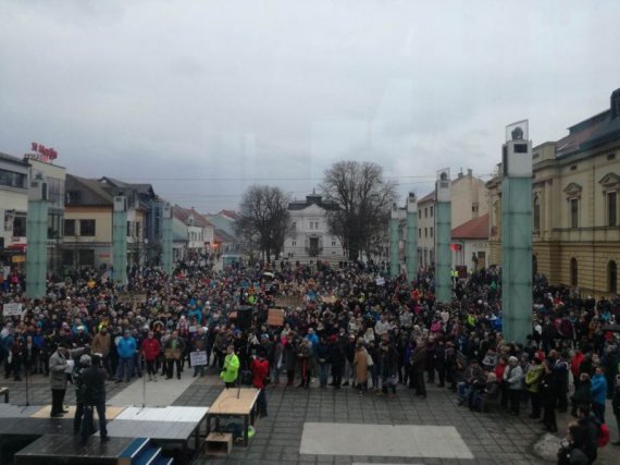 Протестувальники у Братиславі прийшли також під будівлі парламенту і уряду і вимагали відставки прем'єра Роберта Фіцо.