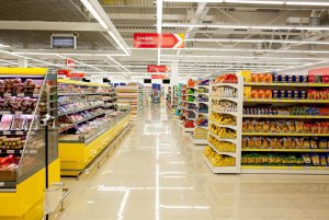 В супермаркете Запорожья цены на продукты напечатали в рублях. Фото: retailler