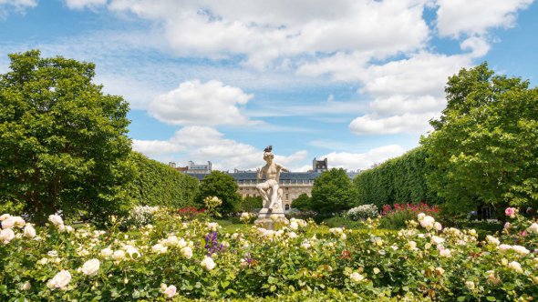 Апрель в Париже - время цветения клумб, цветочных ярмарок и художественных выставок