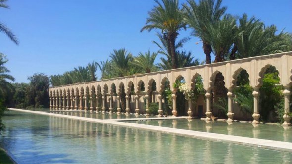 Оглядати архітектурні пам'ятки Марокко найкраще в теплу квітневу погоду
