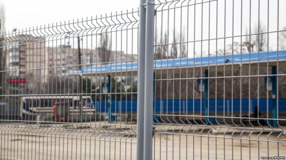 У окупованому Криму вокзали обносять високими парканами.