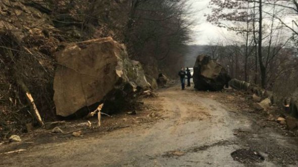 Валуны закрили автодорогу в Карпатах