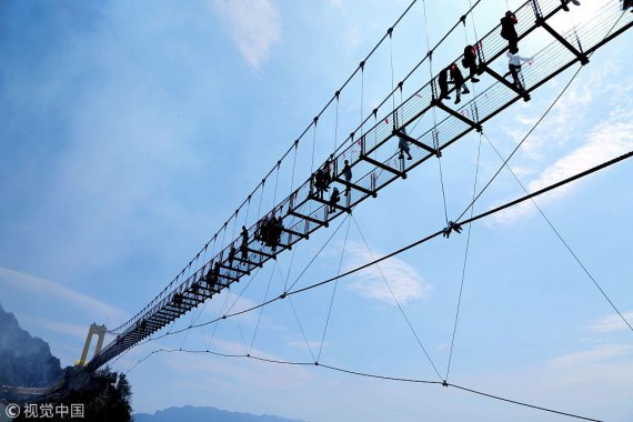 В Китае открыли самый высокий пешеходный стеклянный мост