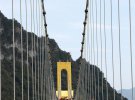 В Китае открыли самый высокий пешеходный стеклянный мост