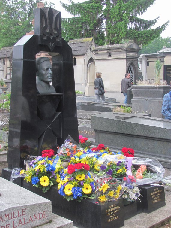 Могила Симона Петлюри на кладовищі Монпарнас у Парижі.