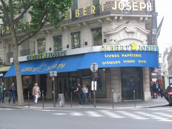 Книжная раскладка магазина на углу улицы Расин и бульвара Сен-Мишель у которой произошло покушение на Симона Петлюру